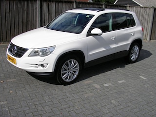 Volkswagen Tiguan 2.0 TSI Tr. CLIMA LEER PANORAMADAK PARKCONTOL