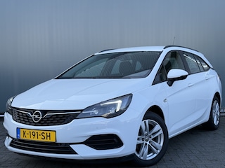 Opel Astra Sports Tourer BJR 2021 1.2 111 PK Edition AIRCO / LM VELGEN / TREKHAAK / CRUISE / STUURBEKR / ANDROID AUTO / APPLE CARPLAY NIEUW BINNEN !!