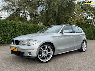 BMW 116i | Clima | 18" Velgen | Nieuwe Distributie! | Bluetooth/AUX | Cruise | PDC |