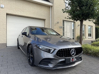 Mercedes-Benz A-klasse 180 AMG Aut Panoramadak Nightpakket Widescreen AmbientLight Keyless SportLeder Led Camera 19" Pdc