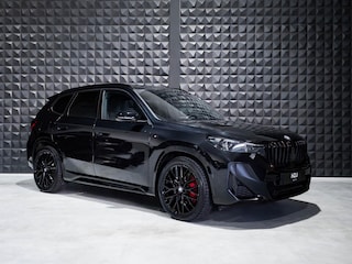 BMW X1 sDrive18i M Sport Pro | Pano | 20" | All Black | H&K | Topv. | Leer |
