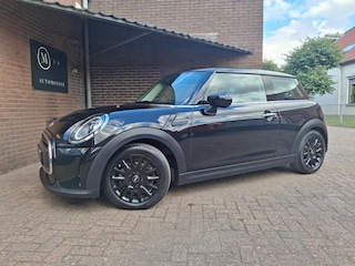 Mini Cooper 1.5 Classic Apple Carplay / Led Verlichting / Keyles Entree / Parkeer Sensoren / Stoelverwarming