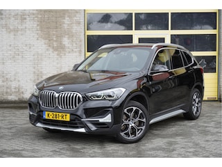 BMW X1 sDrive20i 180PK! Automaat Executive Edition X-Line BJ2021 Lmv 18" | Led | Sideskirts | Trekhaak | Pdc | Elek. achterklep | Dashboard verlichting | Groot navi | Climate control | Cruise control | Lederen bekleding | Sportstoelen | M-Sport stuurwiel | Extra