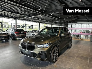 BMW X5 xDrive45e High Executive | M-SPORT || BMW LASER | PANORAMA/SCHUIF-KANTELDAK | 22 INCH | SOFTCLOSE | STOELMASSAGE | STOELVENTILATIE | MANHATTAN GREEN | TREKHAAK | DRIVING ASSISTANT PRO | INTEGRAL ACTIVE STEERING |