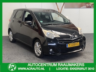 Toyota Verso-S 1.4 Turbo NAVIGATIE CRUISE CONTROL BLUETOOTH TELEFOON MEDIA VOORBEREIDING ACHTERUITRIJCAMERA TREKHAAK ZEER MOOI !! 3010 DEK