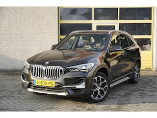 BMW X1 sDrive20i 192PK! Automaat VDL Nedcar Edition Executive BJ2020 Lmv 18" | Led | Pdc | Navi | Sideskirts | Head-Up display | Elek. achterklep | Climate control | Cruise control | Lederen bekleding | Verwarmde voorstoelen | Zwarte hemel | Getint glas