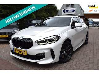 BMW 118i M-SPORT AUTOM/CRUISE/NAVI/CARPLAY/LEDER/AIRCO-ECC/CAMERA/XENON/NL-AUTO/CAMERA/BLUETOOTH/PDC/STOEL VERW