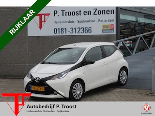 Toyota Aygo 1.0 VVT-i x-play Navigatie/Apple carplay/Airco/Achteruitrijcamera/Toerenteller/Elektrische ramen/Elektrisch verstelbare spiegels.
