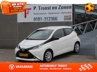 Toyota Aygo 1.0 VVT-i x-play Navigatie/Apple carplay/Airco/Achteruitrijcamera/Toerenteller/Elektrische ramen/Elektrisch verstelbare spiegels.