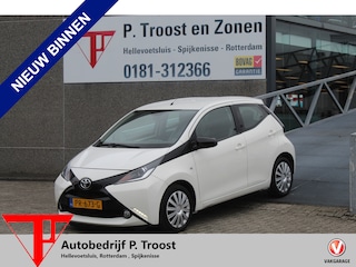 Toyota Aygo 1.0 VVT-i x-play Navigatie/Apple carplay/Airco/Achteruitrijcamera/Toerenteller/Elektrische ramen/Elektrisch verstelbare spiegels.