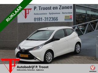 Toyota Aygo 1.0 VVT-i x-play Navigatie/Apple carplay/Airco/Achteruitrijcamera/Toerenteller/Elektrische ramen/Elektrisch verstelbare spiegels.