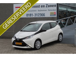 Toyota Aygo 1.0 VVT-i x-play Navigatie/Apple carplay/Airco/Achteruitrijcamera/Toerenteller/Elektrische ramen/Elektrisch verstelbare spiegels.