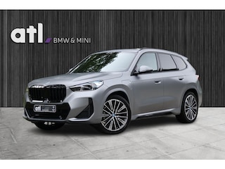 BMW X1 xDrive30e M-Sport | 20" | HUD | Pano | Harman Kardon | 360 | Trekhaak | Adap Cruise | Memory Stoelen| Frozen Grey, etc.