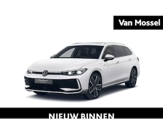 Volkswagen Passat Variant 1.5 eHybrid R-Line Edition 204 PK Plug in hybrid | #AD | Panoramadak | Harman Kardon geluidssysteem | Stoelverwarming | Dodehoeksensoren | Stuurverwarming | Keyless access | Camera | Apple Carplay | Navigatie | Achterklep elektrisch | Ergo stoelen | 19" Lichtmetalen velgen | Ruiten getint | Parkeersensoren |