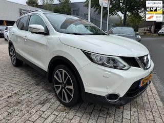 Nissan Qashqai 1.2 Premier Edition panorama, cruise, elec pakket, camera, navi, trekhaak, multi-stuur, xenon/led, keyless rijklaar
