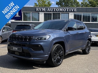 Jeep Compass 4xe 240 Plug-in Hybrid Electric S PHEV VAN: 27.900,- VOOR: 25.777,- UW HERFSTVOORDEEL: 2.123,- EURO | RIJKLAARPRIJS INCL. 12MND BOVAG | ELECTR STOELEN+LEDER | NAVI