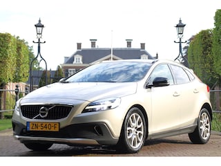 Volvo V40 1.5 T3 Polar+ Luxury Automaat | NL-AUTO! | DEALER OH! | FULL OPTION! | PANODAK | LEDER | AFN. TREKHAAK | CAMERA | STOELVERWARMING | NAVI | CLIMA | CRUISE | PARK SENS V+A | PRACHTIGE STAAT!