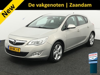 Opel Astra 1.4 Turbo Edition Airco, cruise control, regensensor, Elektronisch Stabiliteits Programma, Stuurbekrachtiging snelheidsafhankelijk Met zijn sportieve uitstraling en krachtige 1.4 Turbo-motor biedt deze Astra een heerlijke rijervaring. Comfort en gebruiksgemak staan centraal, terwijl het moderne interieur en de soepele we