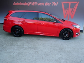 Ford Focus Wagon 1.5 ST-LINE | RED EDITION | NAVIGATIE | CRUISE | 18 INCH | 4-CILINDER | NL-AUTO!!