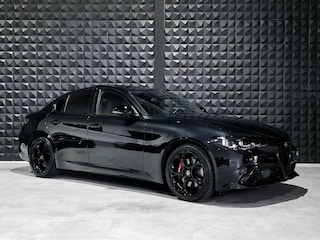 Alfa Romeo Giulia 2.0 T 280pk AWD Veloce ALL BLACK | Pano | 19"| ACC | Matrix |Side | Memo | ACC |