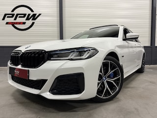 BMW 5-serie Touring 530e xDrive M-Sport PANO/LASER/TREKHAAK/HEAD-UP/VOL-LEER SPORT/KEYLESS/19"M-SPORT/CAMERA/SHADOW-LINE/DONKERE-HEMEL/VOLLEDIG BMW DEALER HISTORIE