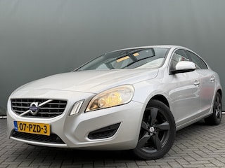 Volvo S60 BWJ 2011 1.6 180 PK T4 Momentum AUTOMAAT / TREKHAAK / CRUISE / CLIMA / NAVI / PARKEERSENSOREN / LMV / BLUETOOTH