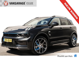 Lynk & Co 01 1.5 Plug-in Hybrid 262 Pk I Modeljaar 2024 I Panoramadak I 75 km Elektrisch I 360 Camera I Infinity Audio I Full Map Navi I Carplay I 20 inch. LMV l 1e eigenaar