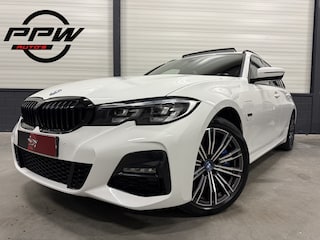 BMW 3-serie Touring 330e M-Sport PANO/TREKHAAK/CAMERA/ALCANTARA-LEER/SFEER/CARPLAY/STOEL+STUURVERWARMING/STANDKACHEL/KEYLESS/18"/NET GROTE OH BEURT GEHAD BIJ BMW DEALER