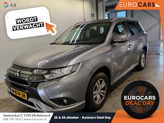 Mitsubishi Outlander 2.4 PHEV 165kW Pure Auto. Trekhaak Navigatie Apple Carplay/Android Auto Camera Parkeersensoren Cruise Control Stoelverwarming Climate Control Lichtmetalen velgen Getinte ramen