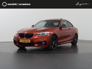 BMW 2-serie Coupé 230i High Executive | M-Pakket | Harman/Kardon | Adaptieve Cruise Control | LED | Rij-hulpsysteem | Sportstoelen | Schuif/Kanteldak | Sportstoelen | DAB | Adaptief Onderstel | Camera | Ele. verstelbare stoelen + Geheugen Links |