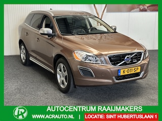 Volvo XC60 2.0 T5 R-DESIGN FWD AUTOMAAT NAVIGATIE ADAPTIVE CRUISE CONTROL BLUETOOTH TELEFOON MEDIA VOORBEREIDING KEYLESS GO RIJSTROOKSENSOREN DODEHOEKSENSOREN AFN. TREKHAAK ZEER MOOI !! Brgl