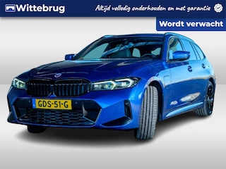BMW 3-serie Touring 330e xDrive / Navigatie / Camera / Parkeersensoren V+A / Head up / Leder-alcantara / Carplay