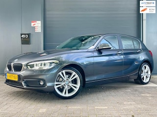 BMW 118i Corporate Lease SPORT AUTOMAAT NAVI BLUETOOTH CRUISE LED HALFLEER 18'' VELGEN MF STUUR