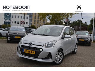 Hyundai i10 1.0i COMFORT I CENTRALE DEURVERGRENDELING I RADIO I METALLIC KLEUR I EL. RAMEN VOOR & ACHTER I EL. SPIEGELS I CRUISE CONTROLE I 4 SEATER I 1 berijder: eerst in prive lease en daarna overgekocht I LAGE KM STAND, lichte krasjes l.v. Onderhouden door Hyundai dealer + In maart 2025 beurt gekregen bij Hyundai dealer I APK 22-3-2027 I
