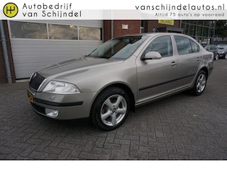 Skoda Octavia 1.6 FSI TOUR NAVIGATIE TREKHAAK STOELVERWARMING ECC AIRCO CRUISECONTROL PARKEERSENSOREN LICHTMETALEN VELGEN ELECTR.RAMEN/SPIEGELS