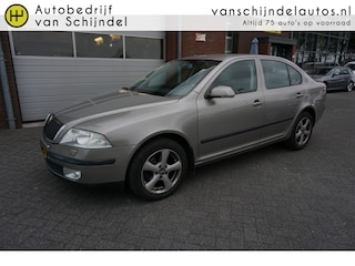 Skoda Octavia 1.6 FSI TOUR NAVIGATIE TREKHAAK STOELVERWARMING ECC AIRCO CRUISECONTROL PARKEERSENSOREN LICHTMETALEN VELGEN ELECTR.RAMEN/SPIEGELS