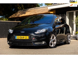 Ford Focus 2.0 EcoBoost ST-2 Schuifdak I Revo Technik Tuning I Recaro I Sony Audio I Parkeersensoren I Half Leder I Bluetooth