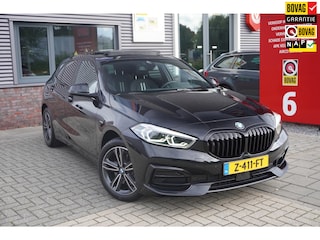 BMW 118i / Pano / Apple Carplay / Parkeercamera / Sportstuur / Stoelverwarming / Sfeerverlichting / Dealeronderhouden