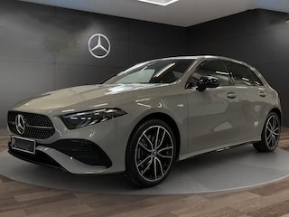 Mercedes-Benz A-klasse 250e AMG Plus ** LED, MBUX+, PANORAMA, NIGHT, TREKH, 19-inch LMV ** 1e EIG - ex MB-AG - UNFALLFREI ** ** INFORMEER OOK NAAR ONZE AANTREKKELIJKE FINANCIAL-LEASE TARIEVEN **