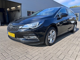 Opel Astra Sports Tourer 1.0 Online Edition | Achteruitrijcamera | Navigatie | Lichtmetalen velgen | Cruise Controle | Climate Controle | Achterbank in delen neerklapbaar | Achteruitrijcamera | Buitenspiegels verwarmbaar
