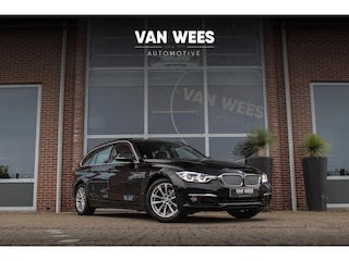 BMW 3-serie Touring 318i LCI Edition Luxury Line Purity Executive | 2e eigenaar | NL auto | Origineel | Camera | DAB | LED | HiFi | Leer | Sportstoelen | Sportstuur | Cruise control ➡️
