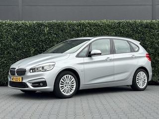 BMW 2-serie Tourer 220i High Executive, NL AUTO, NAP, PANO, LEDER, HUD, NAVI, CRUISE, LED, ECC-AIRCO, STOELVERWARMING, ELEKTRISCHE KOFFERKLEP, LICHTMETAAL 17"