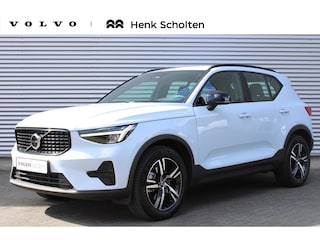Volvo XC40 2.0 B4 Plus Dark | Lichtmetalen Velgen 6-Spaaks 18" | Keyless Entry + Keyless Start | Parkeersensor Achter & Voor | Voorstoelen + Stuurwiel Verwarmd | Zwarte Glans (Piano)Lak Interieur Afwerking | Apple Carplay/Android Auto + Navigatiesysteem Full Map |
