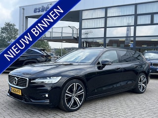 Volvo V60 2.0 T5 250 pk R-Design Trekhaak Panoramadak 360 Camera Head Up Display Harman Kardon Vol Leer Elek Stoelen Stoel + Stuurverwarming Standkachel Pilot Assist ACC Dab Extra Getint Glas