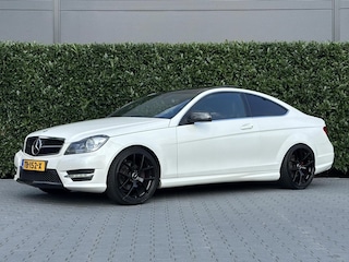 Mercedes-Benz Coupé 200 Prestige FACELIFT, AMG-PAKKET, PANO, H/K, LEDER, NAVI, CRUISE, MEMORY, DODEHOEK, CAMERA, ECC-AIRCO, STOELVERWARMING, ELEKTRISCHE STOELEN, LICHTMETAAL 18"
