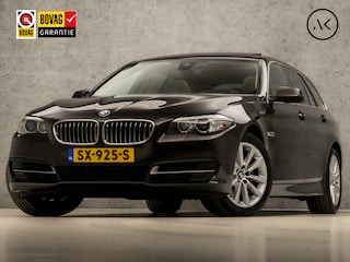 BMW 5-serie Touring 520d High Executive Sport 191Pk Automaat (PANORAMADAK, GROOT NAVI, SOFT CLOSE, HEAD-UP DISPLAY, MEMORY SEATS, CAMERA, LEDER, GETINT GLAS, ELEK ACHTERKLEP, NIEUWSTAAT)