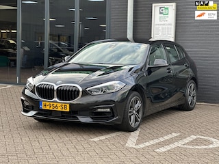 BMW 118i Executive Edition/1STE EIG/NAVI/CARPLAY/LED/NL AUTO NAP!!