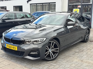 BMW 318i Business Edition, M-Sport, Schuifkanteldak, Individual kleur, Sportstoelen, Stoelverwarming,