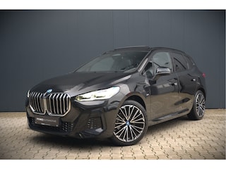 BMW 2-serie Tourer 225e xDrive | Panoramadak | Harman Kardon | Leer | Head-Up Display | Camera | Shadowline | Keyless | Cruise Control | Navigatie Prof. | Stoelverwarming | Elek. Achterklep | Ambiance Verlichting | Fabriek