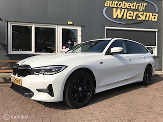 BMW 3-serie Touring 330i Business Edition M-Pakket Electrische trekhaak 258PK dealer onderhouden